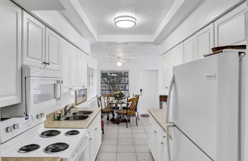Victoria Park Apartment | Refined Escape - Quaint Victoria Park Apartment