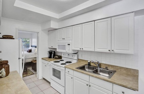 Victoria Park Apartment | Refined Escape - Quaint Victoria Park Apartment