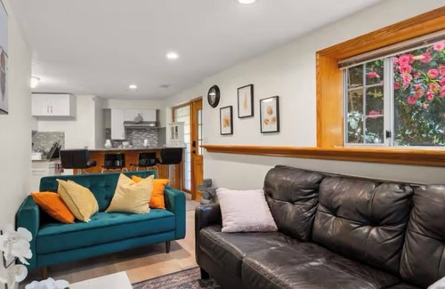 Upper Lonsdale House | Refined North Shore 3BR Retreat