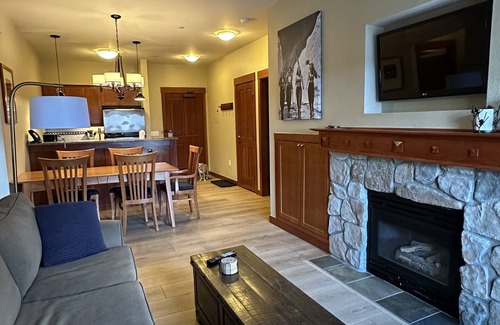 Olympic Valley Condo | Refinished Palisades Condo! Stunning Views, Walk to lifts & ski school