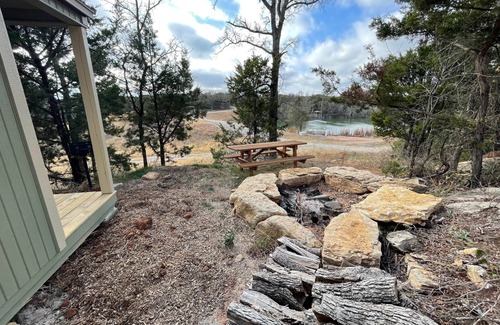 Jacksboro House | Reflection Cabin overlooking Lake Godstone