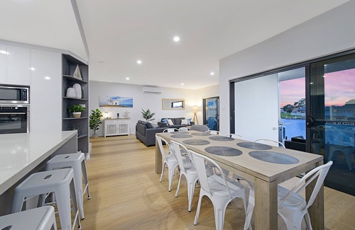 Port Macquarie House | Reflections - BEAUTIFUL 4 BEDROOM CANAL WATERFRONT HOME