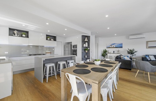 Port Macquarie House | Reflections - BEAUTIFUL 4 BEDROOM CANAL WATERFRONT HOME
