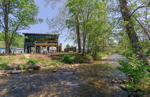 Old Fort House | Reflections on Mill Creek Hot Tub & Walking Distance to Old Fort!