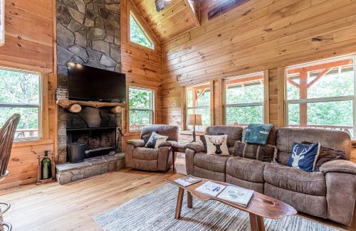 Sautee Nacoochee House | Refreshed Cabin with Spa and Private Deck in Sautee Nacoochee, Georgia