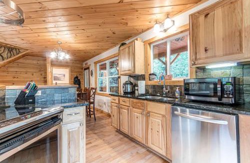 Sautee Nacoochee House | Refreshed Cabin with Spa and Private Deck in Sautee Nacoochee, Georgia