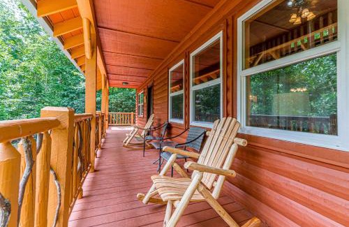 Sautee Nacoochee House | Refreshed Cabin with Spa and Private Deck in Sautee Nacoochee, Georgia