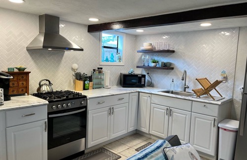 Boardwalk Apartment | Refreshing & cozy beach bungalow, 3 minutes to beach & 10 minutes to Flagler!