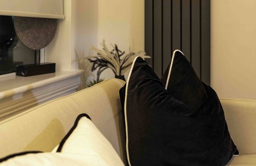 Paisley Apartment | Refreshing Modern Apartment in Renfrewshire
