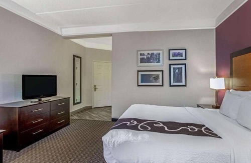 Airport North Hotel | Refreshing Stay Near Downtown Orlando & Local Attractions | Pool | Free Shuttle