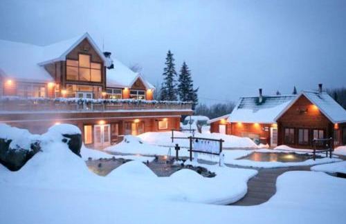 Notre-Dame-Auxiliatrice-de-Buckland House | Refuge du Massif - Halte au cœur du village