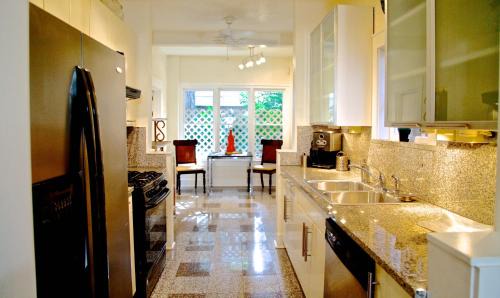 Neartown Apartment | Refuge in the Heart of Montrose