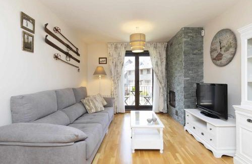 Panticosa Apartment | Refugio del Roble by BeValle