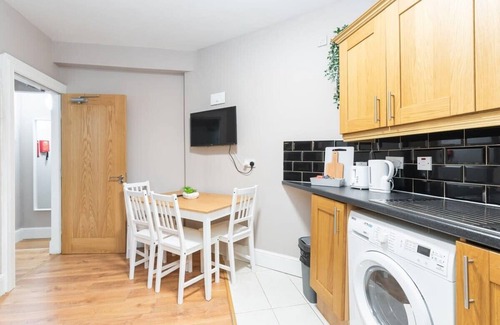 City Centre Dublin Condo | Refurbished 2 BED APT WITH GARDEN Fast WIFI & TV