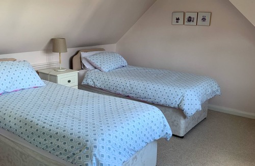 Guildford House | Refurbished 4 bedroom chalet bungalow in Guildford (2min from town centre)