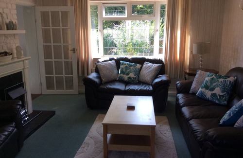 Guildford House | Refurbished 4 bedroom chalet bungalow in Guildford (2min from town centre)