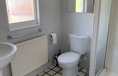 Guildford House | Refurbished 4 bedroom chalet bungalow in Guildford (2min from town centre)