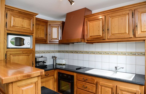 Esterencuby Apartment | Refurbished apartment with swimming pool, jacuzzi, fitness and massage