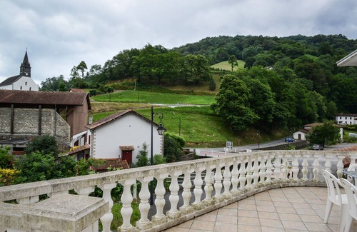 Esterencuby Apartment | Refurbished apartment with swimming pool, jacuzzi, fitness and massage