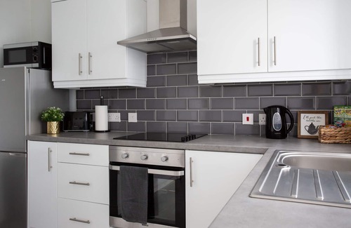 Belfast House | Refurbished Belfast Home, 10 mins from centre with parking!