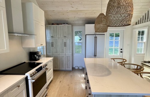 Frontenac Cottage | Refurbished cottage on Loughborough Lake w/deck featuring sunset views.