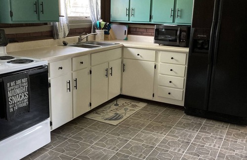 Bedford Cottage | Refurbished cottage along Dunnings Creek, close to Rt 30, I-99 and PA Turnpike