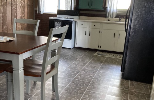 Bedford Cottage | Refurbished cottage along Dunnings Creek, close to Rt 30, I-99 and PA Turnpike