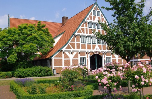 Cranz Apartment | Refurbished old building including tiled stove, double doors and direct water view