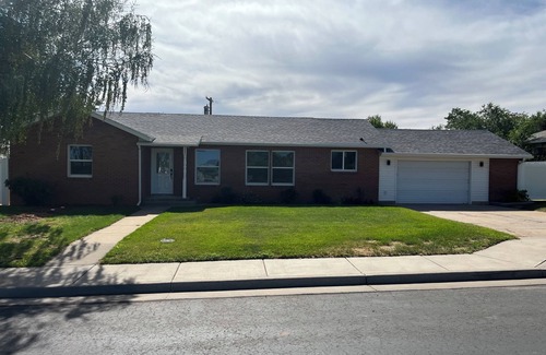 Blanding House | Refurnished and spacious 4 bedroom house, Sleeps 10!
