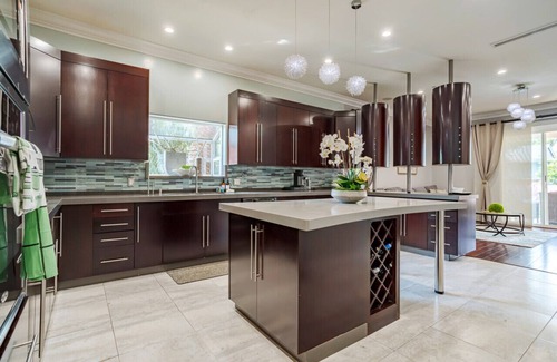 Valley Glen House | Regal 4 bed with hot tub close to Universal sleeps 15