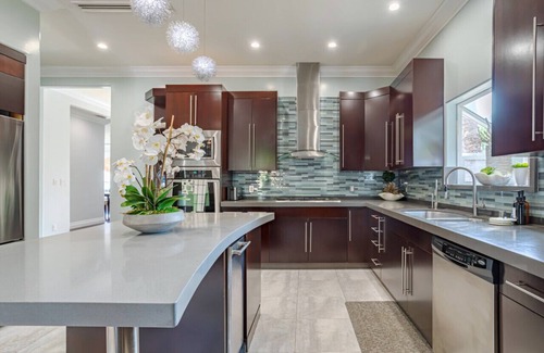 Valley Glen House | Regal 4 bed with hot tub close to Universal sleeps 15