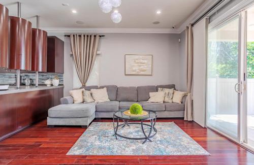 Valley Glen House | Regal 4 bed with hot tub close to Universal sleeps 15
