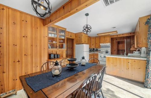 Al Tahoe Cabin | Regan Beach Cabin Retreat: 3BRs in home 1 block to Regan Beach, Lake Tahoe
