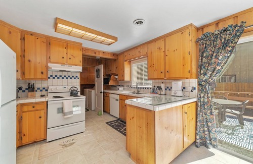 Al Tahoe Cabin | Regan Beach Cabin Retreat: 3BRs in home 1 block to Regan Beach, Lake Tahoe
