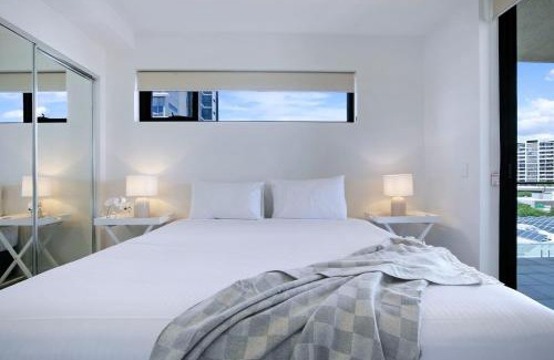 Toowong Apartment | Regatta Hideaway - A Breezy Balcony Residence