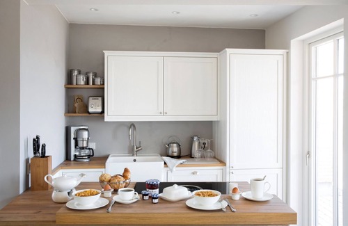 Nieby House | Regenbogen, das Atelierhaus Unter Reet für bis zu 8 Personen, Direkter Seeblick