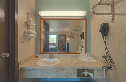 Bay City Hotel | Regency Inn & Suites By OYO Bay City TX