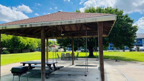 North Shore Hotel | REGENCY INN & SUITS