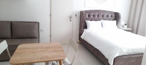 Or Akiva House | Regina's place