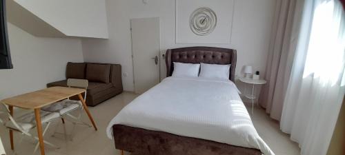 Or Akiva House | Regina's place