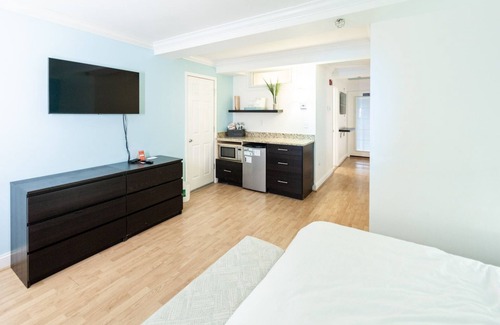 Rehoboth Beach Hotel | Rehoboth Beach pet friendly hot tub Canalside Inn