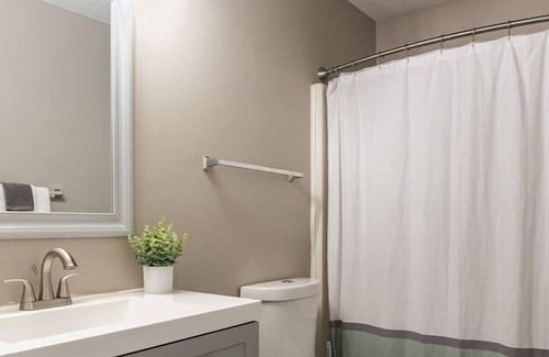Clive House | Reimagined Duplex near West Des Moines 2BR