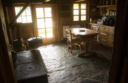 Saint-Nicolas-la-Chapelle Ski Chalet | Reine des Aravis - chalet isolé