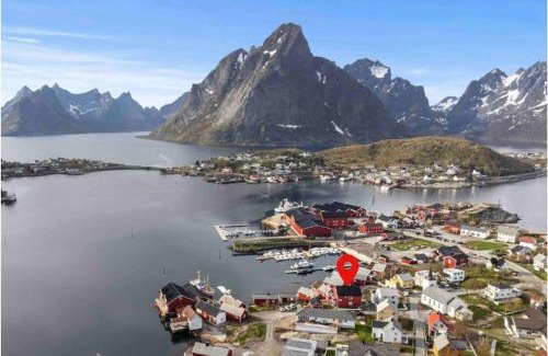 Reine House | Reine Front View - Mountain & Seaview