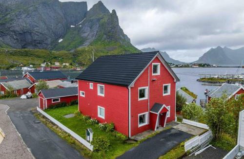 Reine House | Reine Front View - Mountain & Seaview