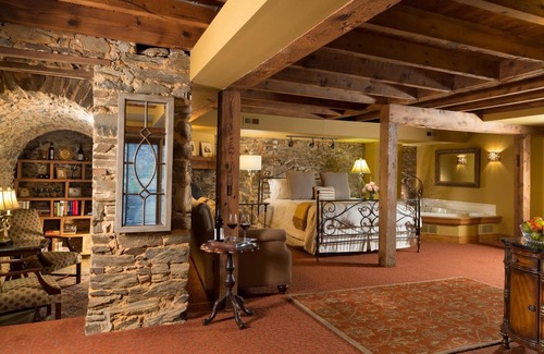 Leacock-Leola-Bareville House | Rejuvenate in Historic Charming Hotel -Separate Sitting Area - Countryside Feel