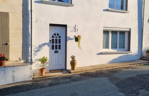 Chenac-Saint-Seurin-d'Uzet House | Relax, surrounded by vineyards, 15 mins from sandy beaches and restaurants.