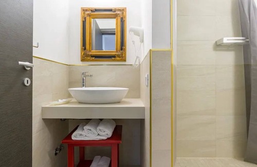 Peschiera del Garda City Centre Apartment | RELAIS AL PORTO SUITE NOW for a romantic stay overlooking Lake Garda