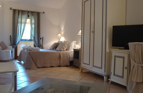 Porto Taverna Hotel | Relais Fenicottero Rosa