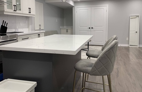 Markham Apartment | Relax 2 bedrooms with full bathroom and Parking 5 mins to Hwy 404